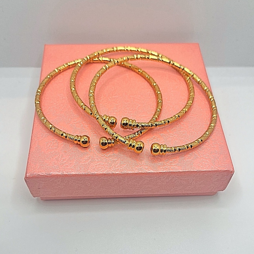 Gold hammered bangles 💋